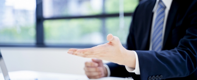 スーツ姿の人物が話している場面