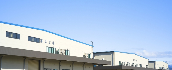企業の外観を写した工場の建物