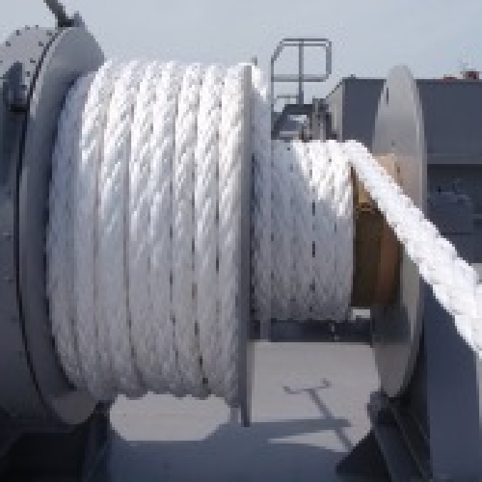 大型のドラムに巻かれた繊維ロープ