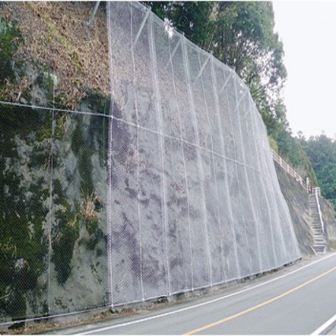 法面に設置された金網状の安全設備