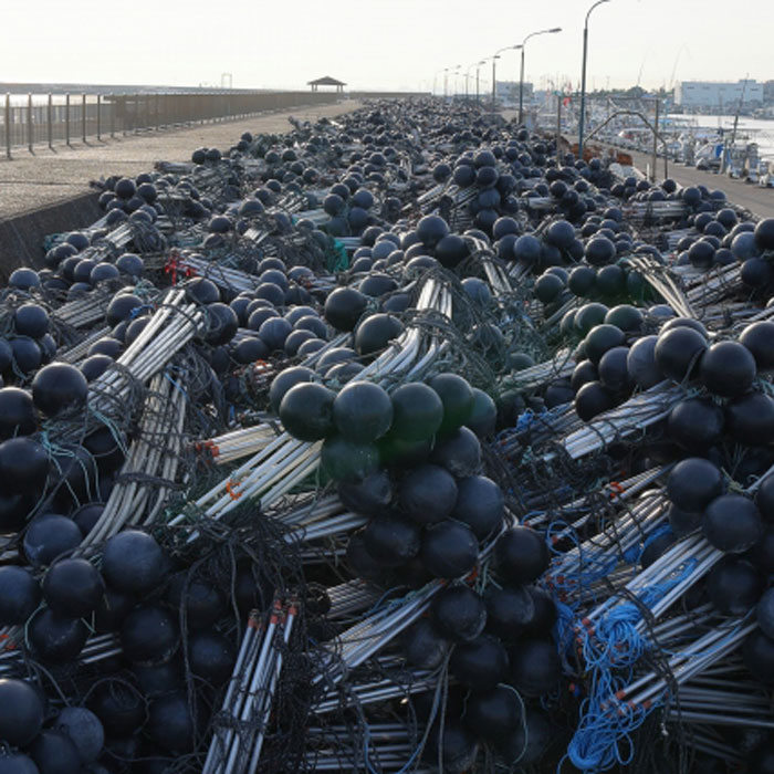 法面に設置された金網状の安全設備